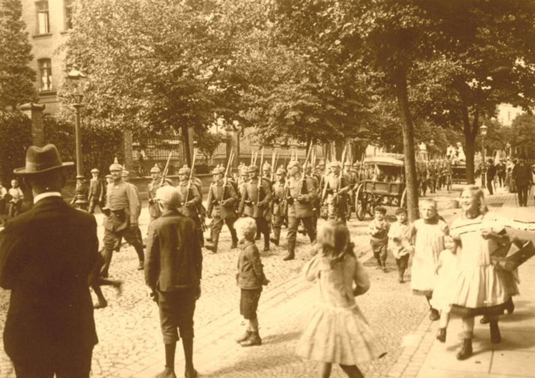 Mobilmachung der 5. Kompanie des 9. Rheinischen Infanterieregiments Nr. 160 vor der Kaserne in der Ermekeilstraße