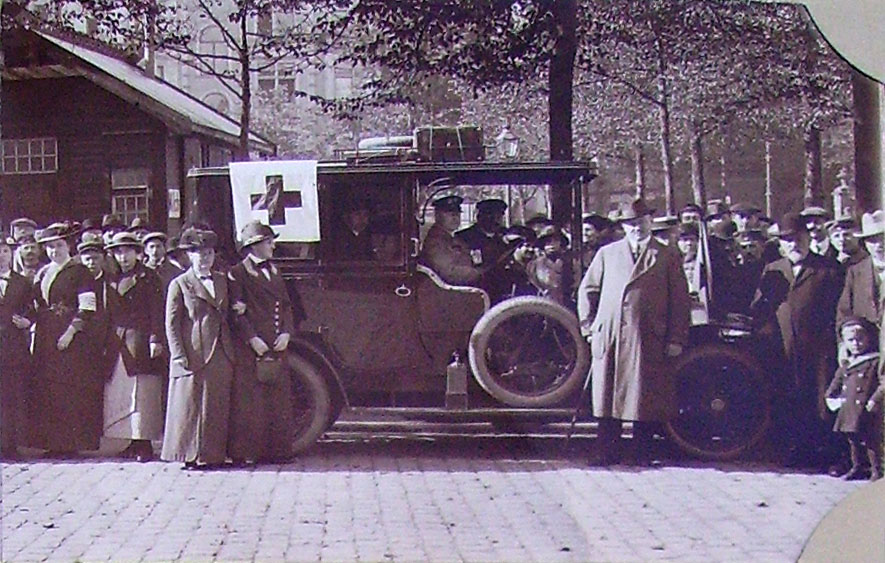 [1a Bei der Abfahrt am 24. September 1914. Am Steuer Jacob Bachem, auf dem Beifahrersitz Dr. Fritz Krantz. Ausschnitt aus einem Foto von H. Rose.]