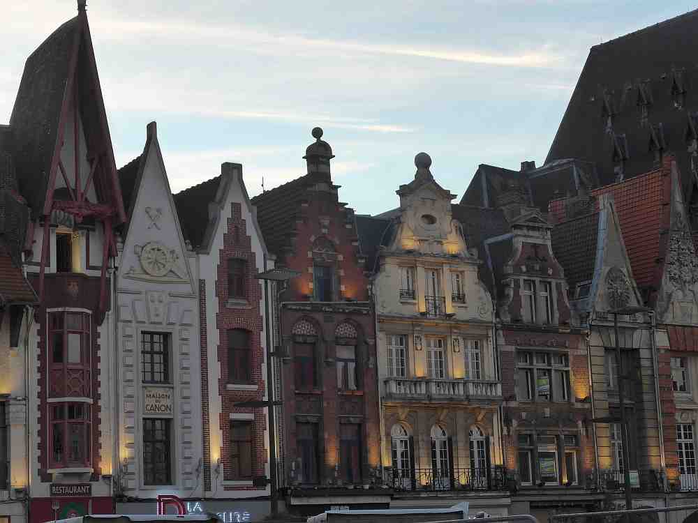 Fassaden am Grand Place in Béthune