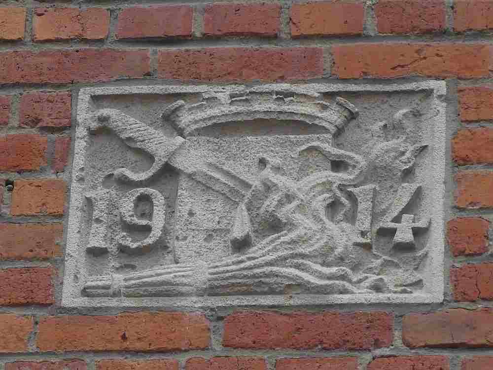 Gedenktafel an einem nach 1914 wiederaufgebautem Haus