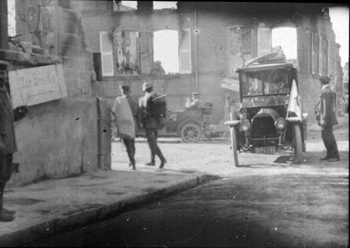 Bild 35 [Dun-sur-Meuse, Bonner Auto mit Kennzeichen IZ 2B08 auf der Kreuzung, links deutsches Hinweisschild zur Maas-Brücke]