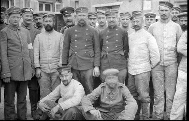 Bild 39 [Etappen-Kommandantur Stenay, Soldaten (u.a. Fernmelder), offenbar teilw. Bonner]
