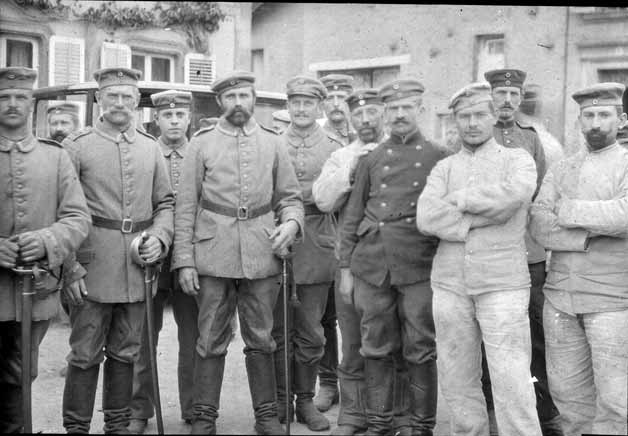 Bild 40 [Etappen-Kommandantur Stenay, Soldaten (u.a. drei Kavaleristen, auf einer Schulterklappe die Regimentsziffer 13, offenbar teilw. Bonner]