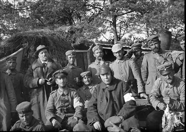 Bild 54 [vermutl. Feldlager der 160er bei Somme-Py, Teinehmer der Fahrt mit Soldaten]]