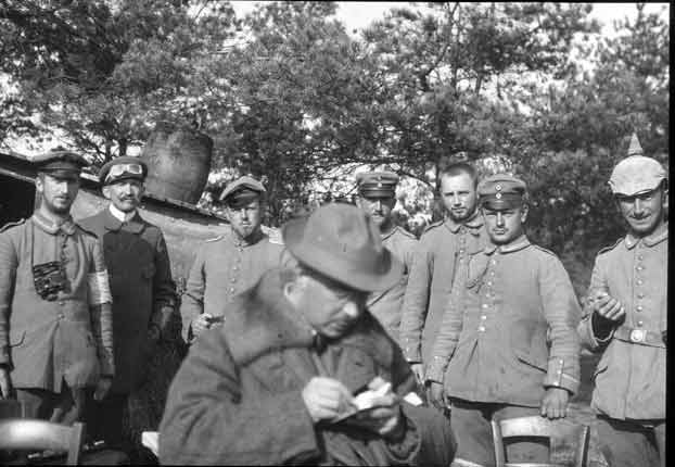 Bild 56 [vermutl. Feldlager der 160er bei Somme-Py, Teinehmer der Fahrt mit Soldaten]