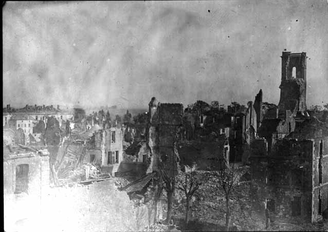 Ohne Nummer [Longwy, Zerstörungen in der Unterstadt, rechts der Kirchturm von St. Dagobert]