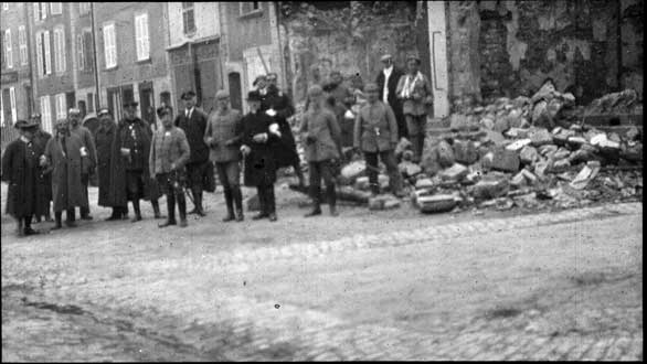 Ohne Nummer [Stenay, Gruppenaufnahme mit Kriegszerstörungen]