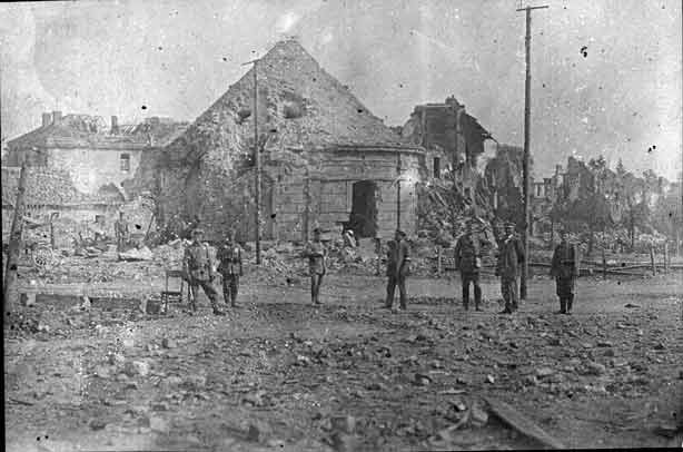Ohne NUmmer [Longwy, Place d’armes mit Soldaten und Teilnehmern der Fahrt, 4. v. links Fritz Krantz]