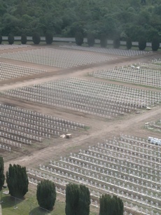Blick vom Turm des Ossuaire de Douaumont auf das Gräberfeld