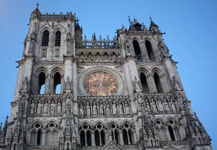 Die Fassade der Kathedrale von Amiens am Abend